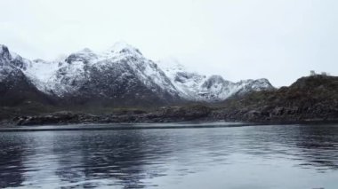 Yattan Lofoten adalarının manzarasına, Lofoten adalarının manzarasına, Lofoten adalarının manzarasına, nowegian sahilindeki evlere bak