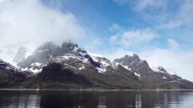 Yattan Lofoten adalarının manzarasına, Lofoten adalarının manzarasına, Lofoten adalarının manzarasına, nowegian sahilindeki evlere bak