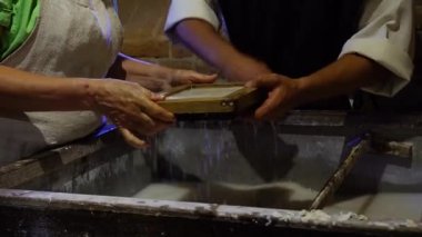 vintage kağıt yapma süreci, el yapımı kağıt, Eski Rus kağıt üretimi, antika kağıt yapımı, kağıt değirmeni tarihi, kağıt hamuru makinede döner