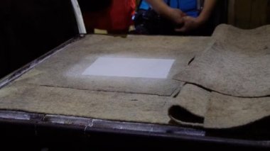 vintage kağıt yapma süreci, el yapımı kağıt, Eski Rus kağıt üretimi, antika kağıt yapımı, kağıt değirmeni tarihi, kağıt hamuru makinede döner