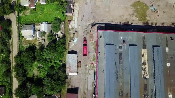 Bovenaanzicht Van Tractor Beweegt Zich Vanuit Fabriek Luchtfoto Van Fabriekswinkels — Stockvideo