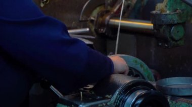 bir sondaj makinesi yakın çekim çalışma, sondaj makinesi ile kalın alüminyum levha sondaj, Işçi sondaj makinesi ile sac matkaplar, yavaş hareket matkap biti sondaj metal yakın 