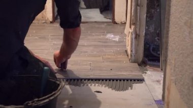 zemine fayans döşeme, seramik karo döşeme, bastırma ve düzenleme, sabitleme için plastik endüstriyel haçlar yükleme, Profesyonel işçi yere fayans döşeme