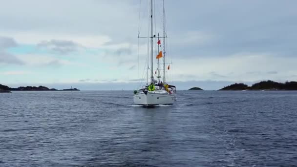 ノルウェー海のヨット ロフォーテン諸島のヨット 大波と強風 強いピッチングとロールを通って移動するヨット — ストック動画