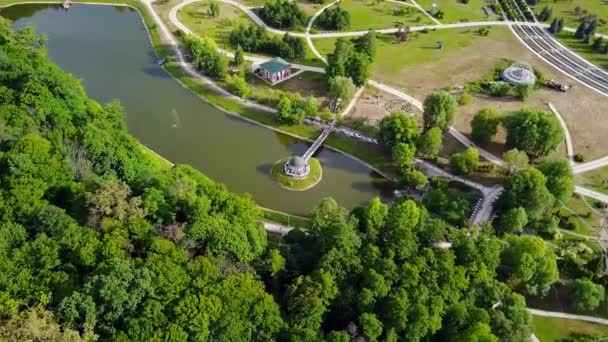 호수가 공원의 조감도 키예프의 Feofania에서 공원의 나무와 우크라이나의 Feofania 키예프 — 비디오