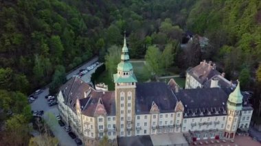 Miskolc Lillafured Kalesi havadan görünümü, Hava video Miskolc yakınlarındaki Lillafred kalesi gösterir, Macaristan
