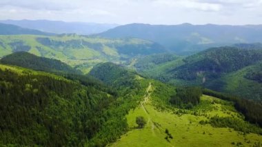 Dağ manzara havadan görünümü, Karpatlar yol ile yeşil çayır üzerinde Drone hava uçuş, Karpatlar sırtın üst kısmında yol, güneşli yaz sabahı kırsal dağ yolu ve çayır