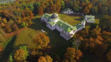 Sunrise, gündoğumu, Manor göl kıyısı Güz, manor house göl kenarında sonbahar ormandaki hava görünümünü Kachanovo köşkünü hava görünümünü Sonbahar Park Manor