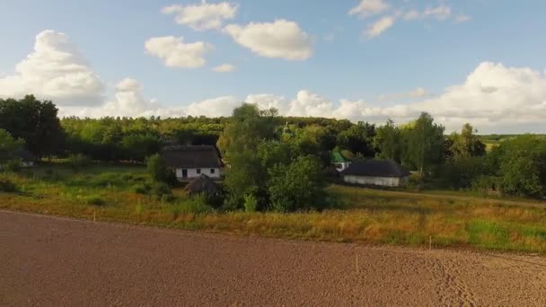 Luftaufnahme Des Alten Dorfes Und Gepflügtes Feld Ukrainisches Dorf Luftaufnahme — Stockvideo