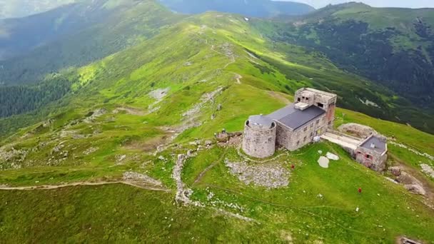 Dağın Tepesinde Gözlemevi Havadan Görünümü Dağlarda Eski Terk Edilmiş Gözlemevi — Stok video