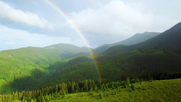 Luftaufnahme Des Regenbogens Den Bergen Fliegen Einem Regenbogen Regen Luftaufnahme — Stockvideo