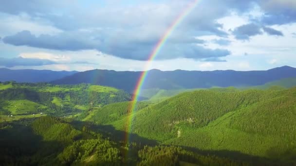 虹山の風景 山や劇的な山の雲 雨の後の虹の空撮で虹を飛んで山の虹の空撮 — ストック動画