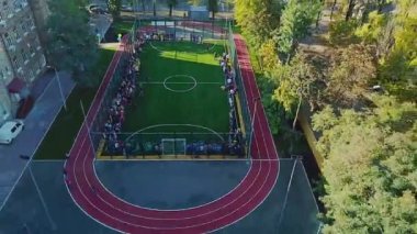 şehirde okul stadyumunda çocukların havadan görünümü, şehirdeki stadyumun havadan görünümü, Bir Açık futbol Sahası havadan görüntüleri