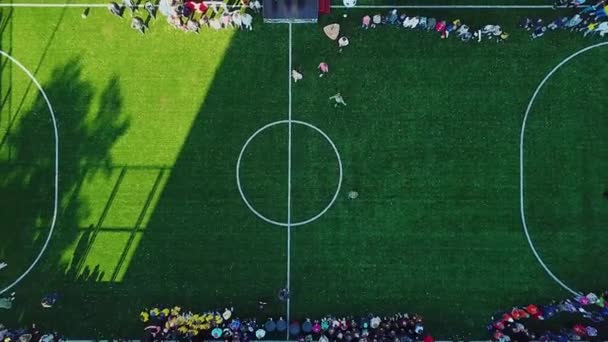 学校体育场上孩子们的鸟瞰图 城市体育场的空中视图 户外足球场的空中镜头 — 图库视频影像