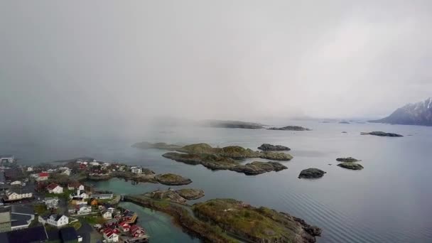 スボルヴァーノルウェー スボルヴァーの航空写真 ノルウェーの町の航空写真 釣り小屋は 北極ロフォーテン諸島の村に並び ロフォーテン諸島の漁村ノルウェー — ストック動画