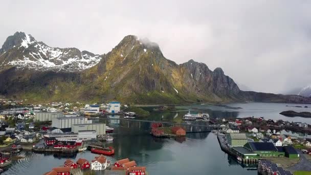 挪威斯沃尔瓦尔的鸟瞰图 斯沃尔瓦尔 挪威城镇鸟瞰图 钓鱼小屋在北极罗弗滕群岛的一个村庄里成排站立 挪威罗弗滕群岛上的渔村 — 图库视频影像