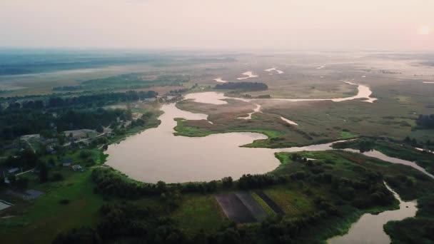 Αεροφωτογραφία Του Ανατολή Του Ηλίου Πάνω Από Λιβάδια Πλημμύρας Εναέρια — Αρχείο Βίντεο