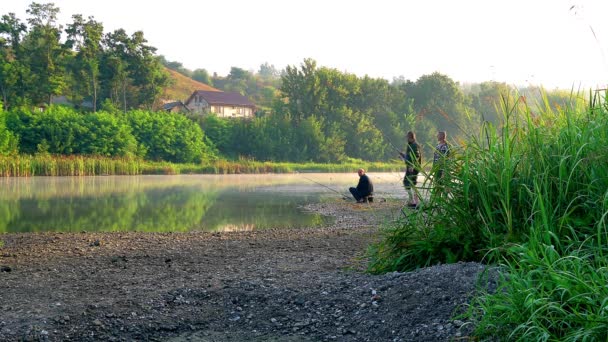 Pescadores Río Amanecer Pesca Mañana Niebla Antes Del Amanecer Lago — Vídeos de Stock