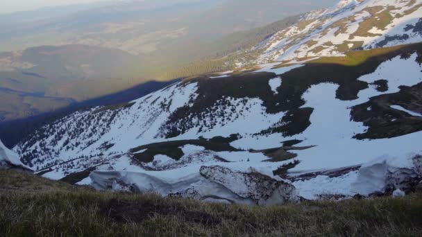 夕暮らしの雪に覆われた山腹 夕日に照らされた山頂 冬のカルパチア山脈の夕日 冬の山々の斜面 冬の風景 — ストック動画