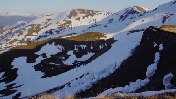 Nevado Atardecer Picos Montaña Iluminados Por Sol Poniente Atardecer Invierno — Vídeo de stock