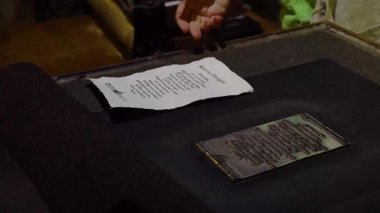 Eski parşömen baskı süreci, eski kağıt üretim süreci, el yapımı kağıt, kağıt fabrikasının tarihi, kağıt hamuru makinede döner