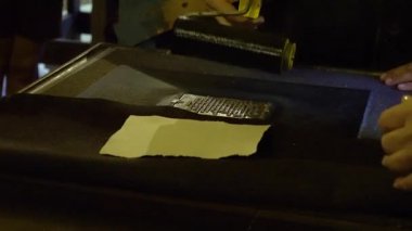 Eski parşömen baskı süreci, eski kağıt üretim süreci, el yapımı kağıt, kağıt fabrikasının tarihi, kağıt hamuru makinede döner