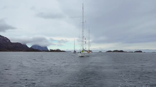 Yachter Norska Havet Yachter Lofoten Öar Segelbåt Rör Sig Genom — Stockvideo