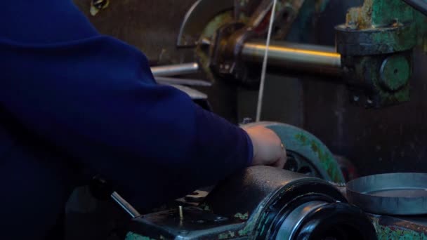 Arbeit Einer Bohrmaschine Nahaufnahme Bohren Dicken Aluminiumblechs Mit Bohrmaschine Der — Stockvideo