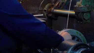 bir sondaj makinesi yakın çekim çalışma, sondaj makinesi ile kalın alüminyum levha sondaj, Işçi sondaj makinesi ile sac matkaplar, matkap ucu sondaj metal yakın 