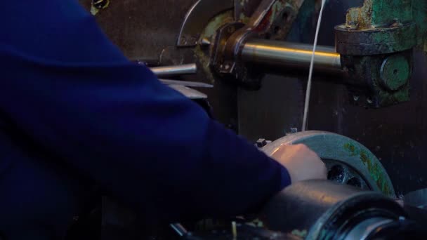 Arbeit Einer Bohrmaschine Nahaufnahme Bohren Dicken Aluminiumblechs Mit Bohrmaschine Der — Stockvideo