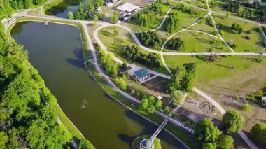 göl ile güzel parkın havadan görünümü, Kiev Feofania Park havadan görünümü, göller orman ağaçları ile Park, Ukrayna 'da Feofania Park, Kiev, göller ve nehir ile güzel Park üzerinde uçak geri Ukrayna