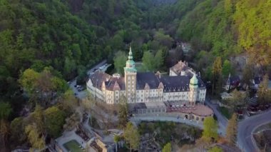 Miskolc Lillafured Kalesi havadan görünümü, Hava video Miskolc yakınlarındaki Lillafred kalesi gösterir, Macaristan