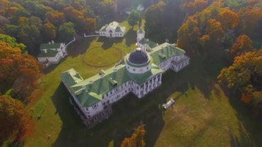 Sunrise, gündoğumu, Manor göl kıyısı Güz, manor house göl kenarında sonbahar ormandaki hava görünümünü Kachanovo köşkünü hava görünümünü Sonbahar Park Manor