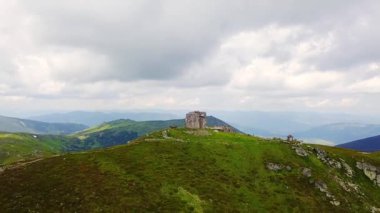 dağın tepesinde gözlemevi havadan görünümü, dağlarda eski terk edilmiş gözlemevi Pip Ivan, Karpat, Ukrayna, Gözlemevi doğru uçan