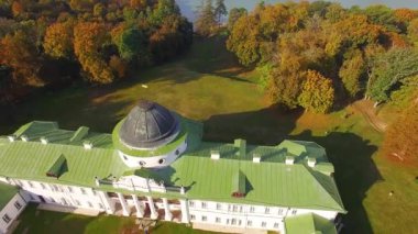 Sunrise, gündoğumu, Manor göl kıyısı Güz, manor house göl kenarında sonbahar ormandaki hava görünümünü Kachanovo köşkünü hava görünümünü Sonbahar Park Manor