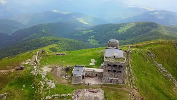 Dağın Tepesinde Gözlemevi Havadan Görünümü Dağlarda Eski Terk Edilmiş Gözlemevi — Stok video