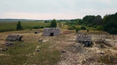 saman ile kaplı Eski ahşap yapıların havadan görünümü, eski terk edilmiş çiftlik üst görünümü, eski köyde akşam, yaz aylarında Geleneksel Ukrayna köyü, köyde Eski kırsal ülke ahşap ev