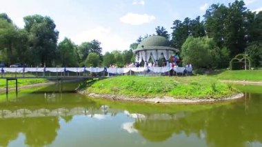 gölün ortasında pavyon havadan görünümü, göl ile güzel parkHavadan görünümü, Kiev Feofania parkHavadan görünümü, parkta gölde yaz hous