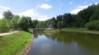 gölün ortasında pavyon havadan görünümü, göl ile güzel parkHavadan görünümü, Kiev Feofania parkHavadan görünümü, parkta gölde yaz hous