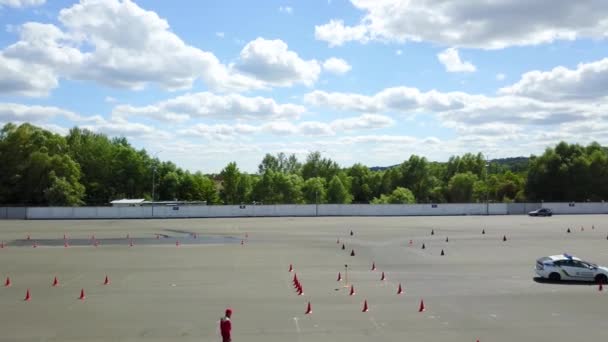 Vista Aérea Del Coche Policía Autódromo Autódromo Asfalto Con Marcas — Vídeo de stock