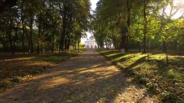 Sabah sonbahar sokak üzerinde uçuş, şafakta sonbahar caddesi üzerinde uçuş, sabah sonbahar parkta Alley, kiliseye sokak üzerinden, sonbahar parkı, Kachanovka sarayı ve orman ağaçları park topluluk üzerinden uçmak