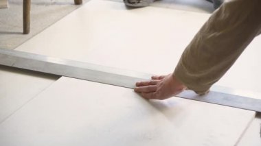 alçıpan yakın kesme, işçi duvar kağıdı bıçağı ile alçıpan keser