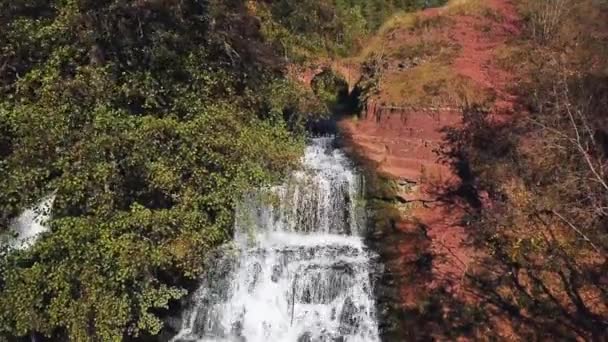 滝の秋のカスケード上の飛行 秋の滝の空中ビュー 滝や紅葉の空中ビュー 秋の色の滝 — ストック動画