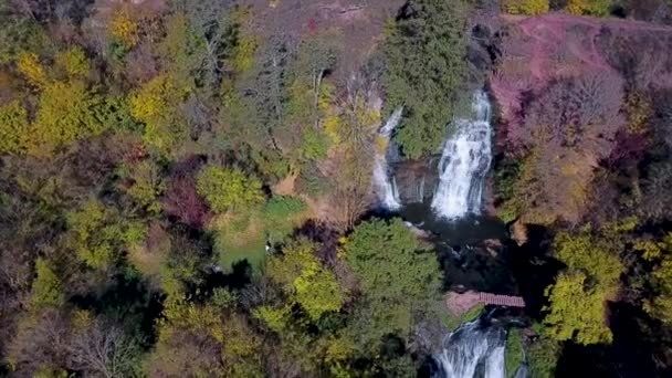 滝の秋のカスケード上の飛行 秋の滝の空中ビュー 滝や紅葉の空中ビュー 秋の色の滝 — ストック動画
