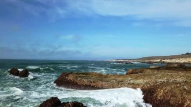 Pasifik Okyanusu'nun kayalık kıyılarının havadan görünümü, Montana de oro'daki Okyanus kıyısı, Montana de Oro State Park'ın havadan görünümü, Kaliforniya, Montana de Oro State Park'taki blöflerden kıyı şeridi, Kaliforniya