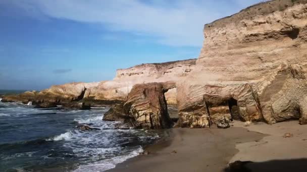 태평양의 몬태나 오로의 코스트 몬태나 캘리포니아 몬태나 공원의 절벽에서 해안선의 — 비디오
