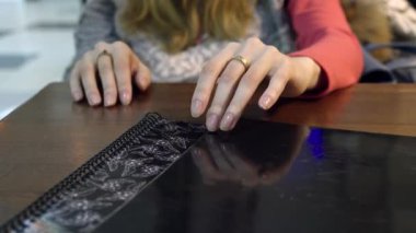 güzel kızlar eller menü tutun, kızlar eller yakın çekim