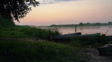 sabah sis eski tekneler, göl hava üzerinde şafaktan önce sis, gün doğumunda sabah sis eski tekneler, göl üzerinde sabah sis