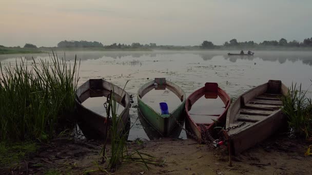 朝霧の古いボート 湖の空中で夜明け前の霧 日の出の朝霧の古いボート 湖の上の朝の霧 — ストック動画