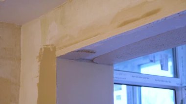 Alçılama işlemi, duvarın sıvanması, duvarın alçılanması, inşaat işçilerinin duvarı bitirmesi, kumlu alçıpan, eski evlerin onarımında inşaat malzemesi kullanılması.